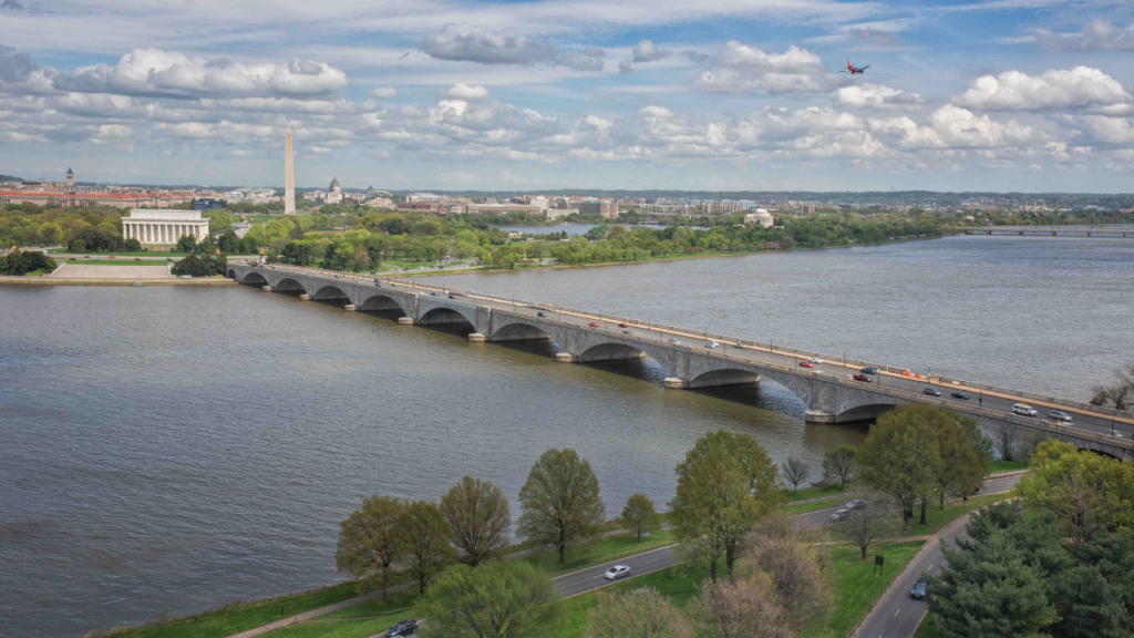 living in Arlington VA working in DC commuting to DC from Arlington Arlington neighborhoods for DC commuters Arlington Metro access Arlington to DC driving routes Arlington to DC bike trails